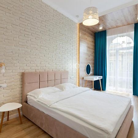 Leogrand Three Bedrooms Vip Apartments On Kniazia Romana 12 リヴィウ エクステリア 写真
