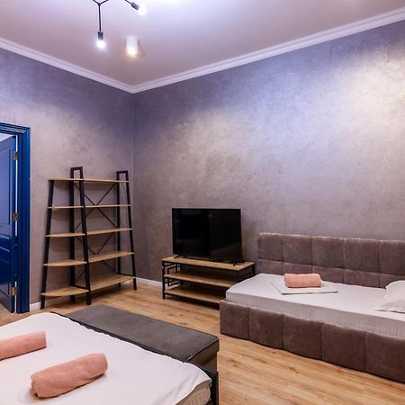 Leogrand Three Bedrooms Vip Apartments On Kniazia Romana 12 リヴィウ エクステリア 写真