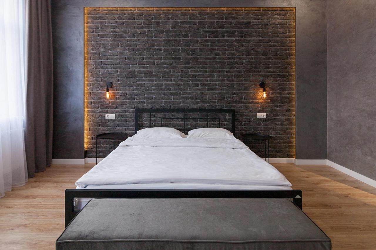 Leogrand Three Bedrooms Vip Apartments On Kniazia Romana 12 リヴィウ エクステリア 写真