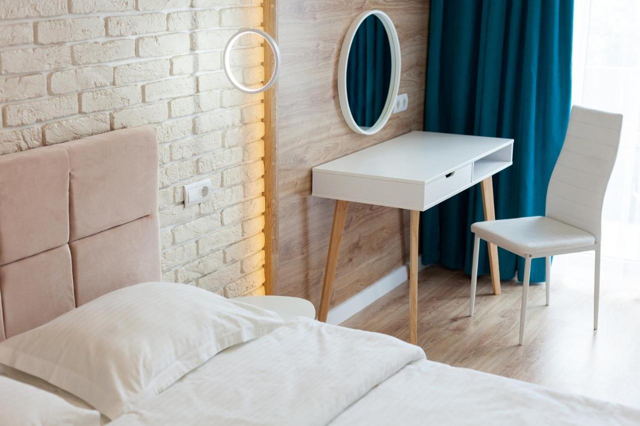Leogrand Three Bedrooms Vip Apartments On Kniazia Romana 12 リヴィウ エクステリア 写真