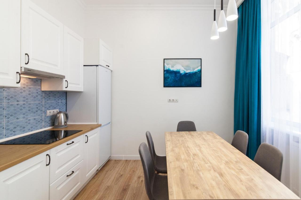 Leogrand Three Bedrooms Vip Apartments On Kniazia Romana 12 リヴィウ エクステリア 写真