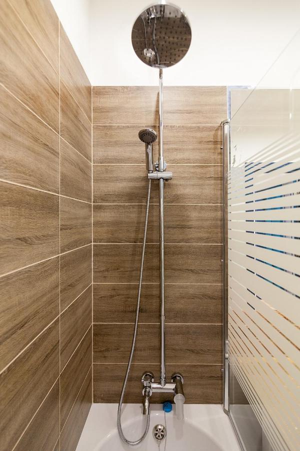 Leogrand Three Bedrooms Vip Apartments On Kniazia Romana 12 リヴィウ エクステリア 写真