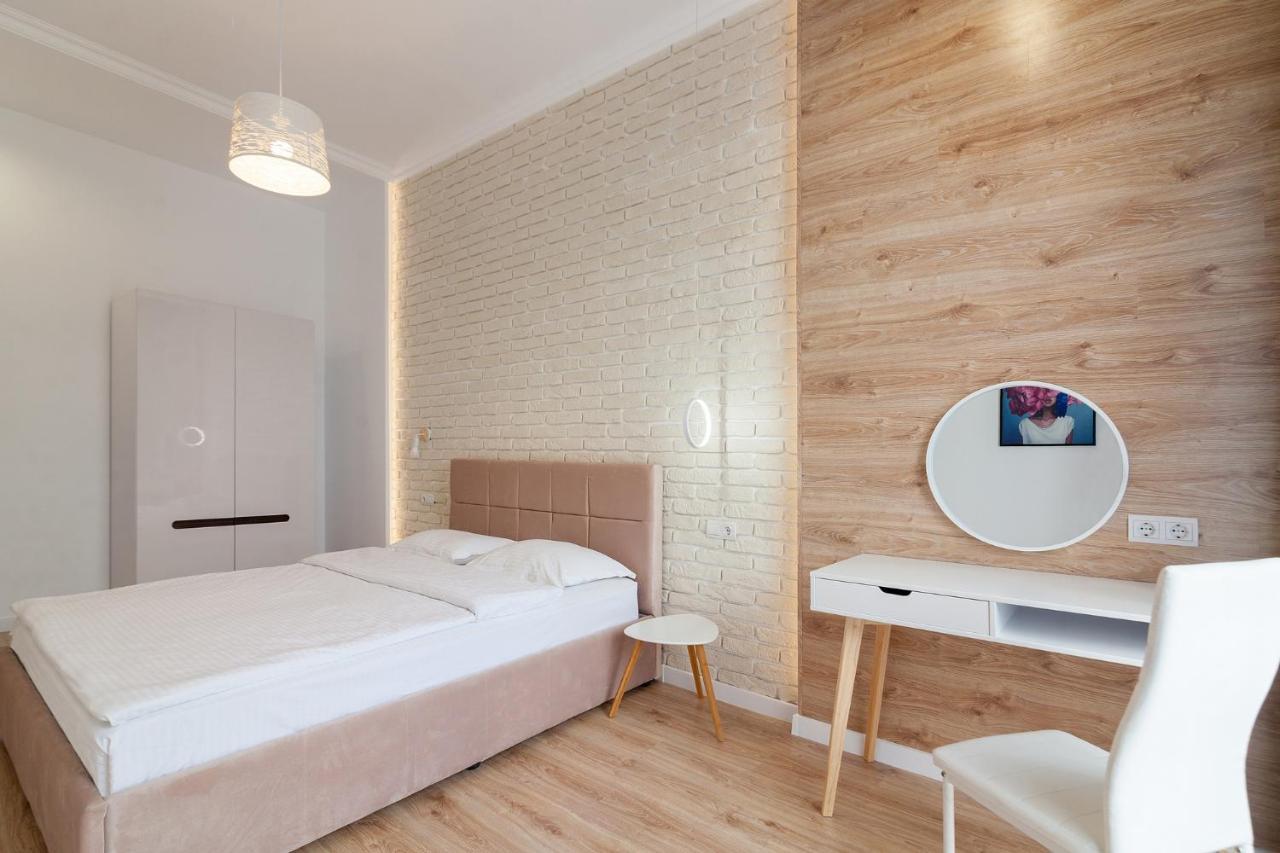 Leogrand Three Bedrooms Vip Apartments On Kniazia Romana 12 リヴィウ エクステリア 写真