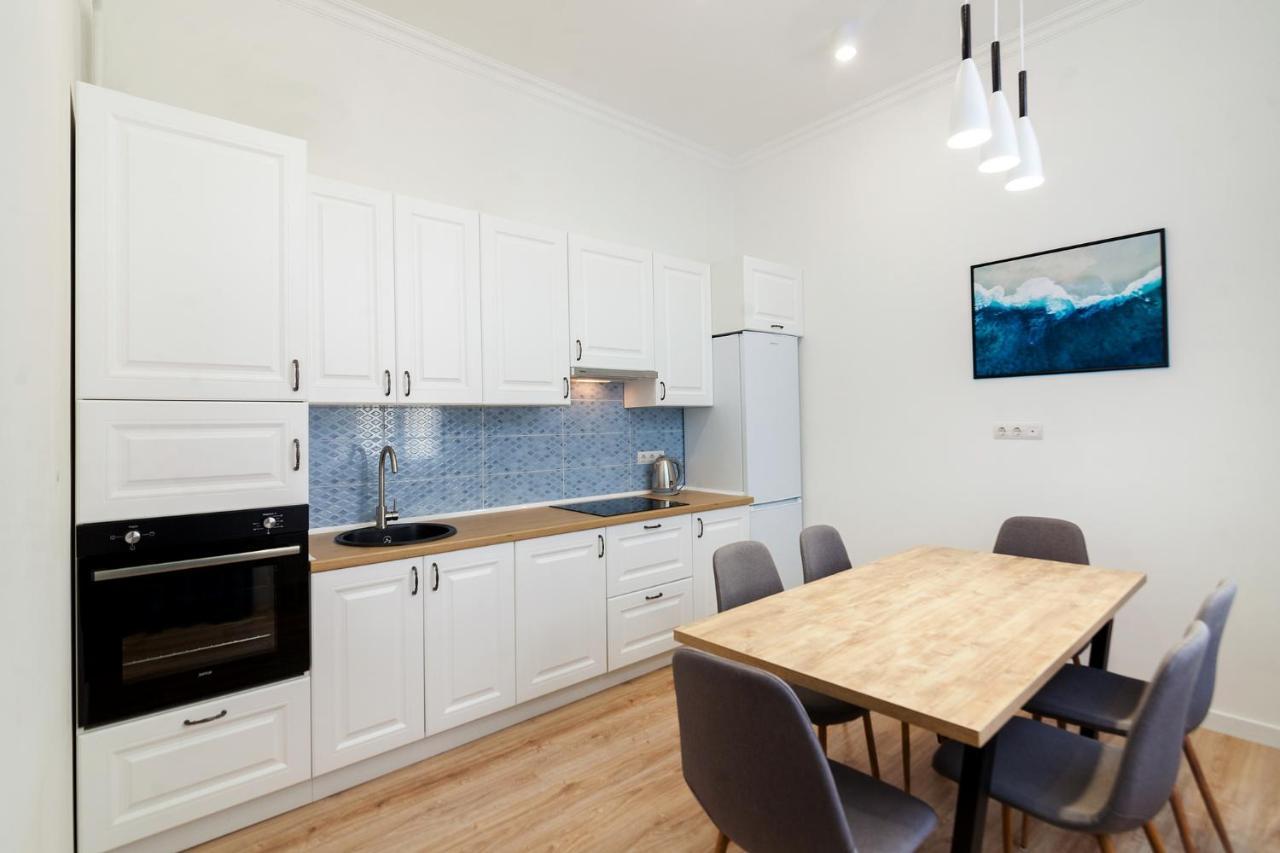 Leogrand Three Bedrooms Vip Apartments On Kniazia Romana 12 リヴィウ エクステリア 写真