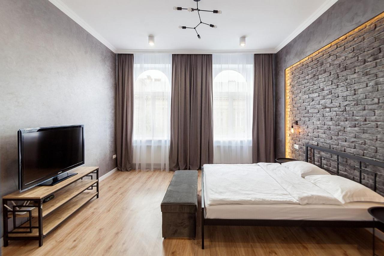 Leogrand Three Bedrooms Vip Apartments On Kniazia Romana 12 リヴィウ エクステリア 写真
