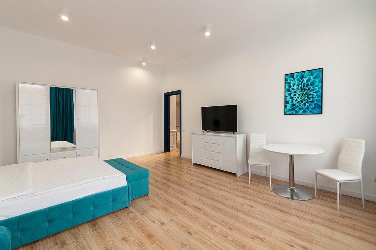 Leogrand Three Bedrooms Vip Apartments On Kniazia Romana 12 リヴィウ エクステリア 写真