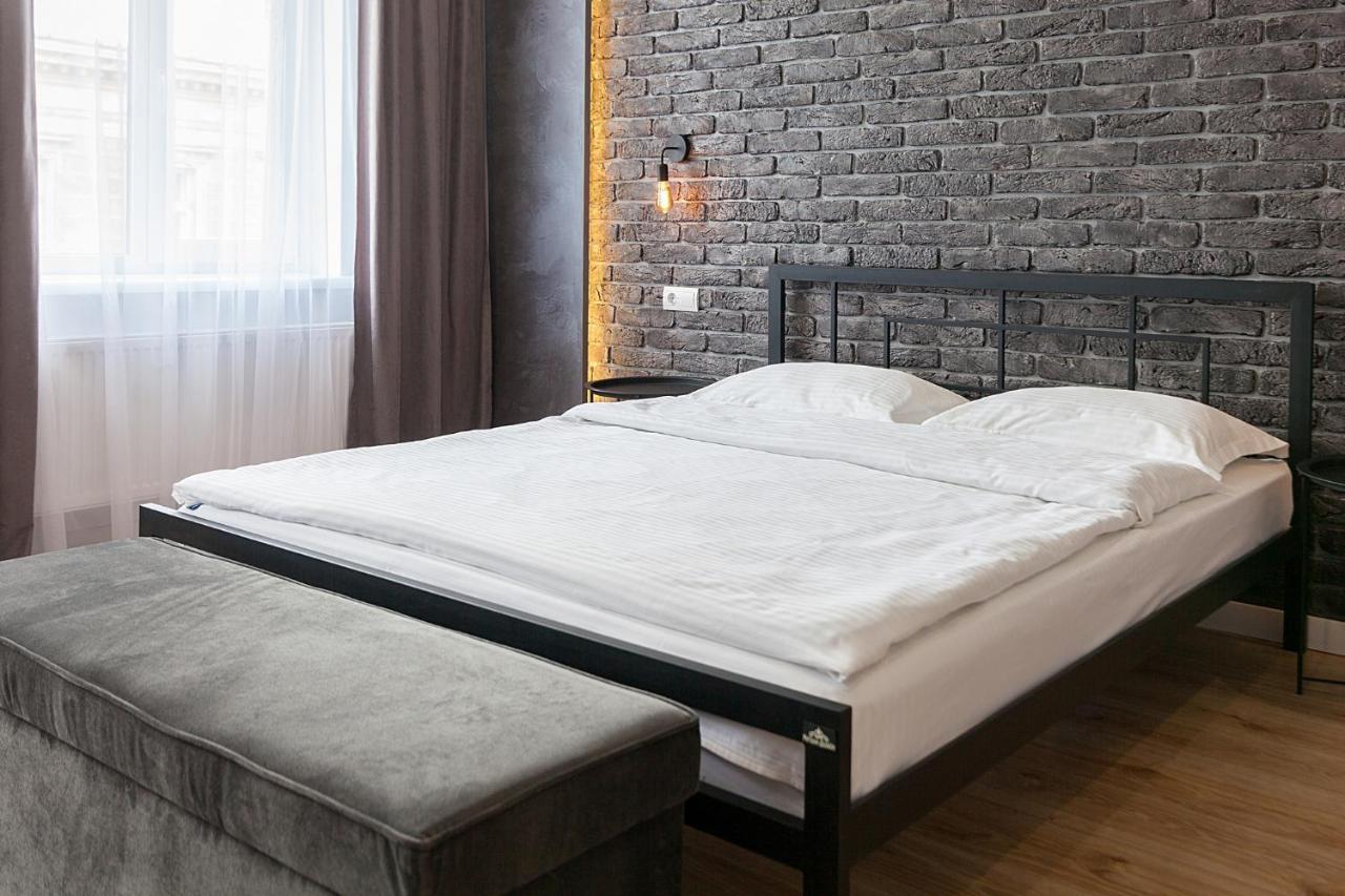 Leogrand Three Bedrooms Vip Apartments On Kniazia Romana 12 リヴィウ エクステリア 写真
