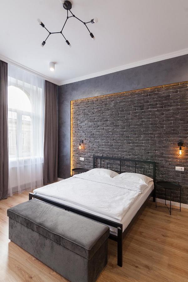 Leogrand Three Bedrooms Vip Apartments On Kniazia Romana 12 リヴィウ エクステリア 写真