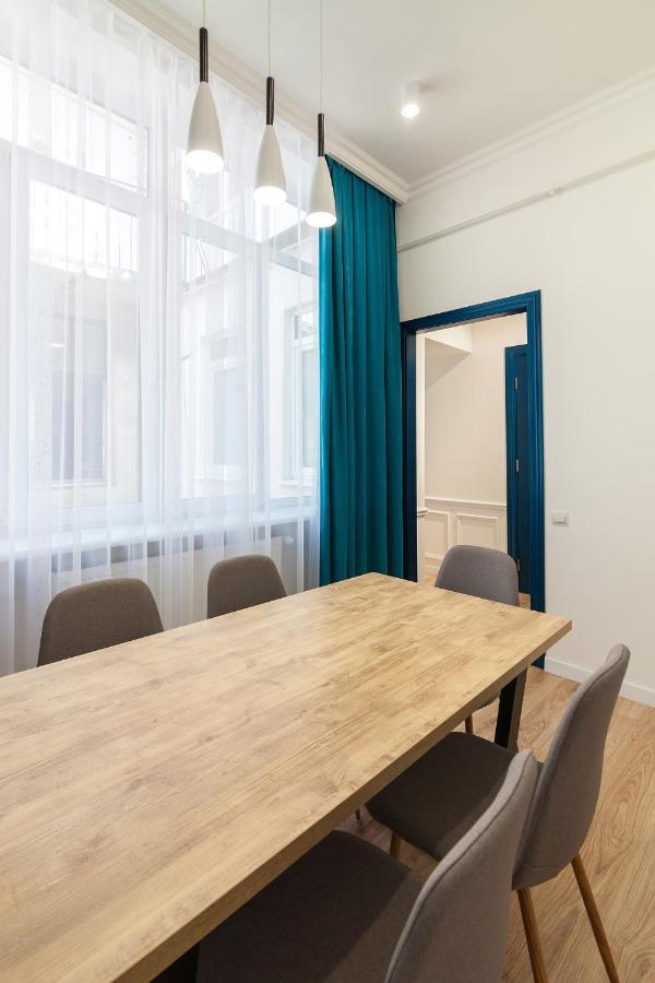 Leogrand Three Bedrooms Vip Apartments On Kniazia Romana 12 リヴィウ エクステリア 写真