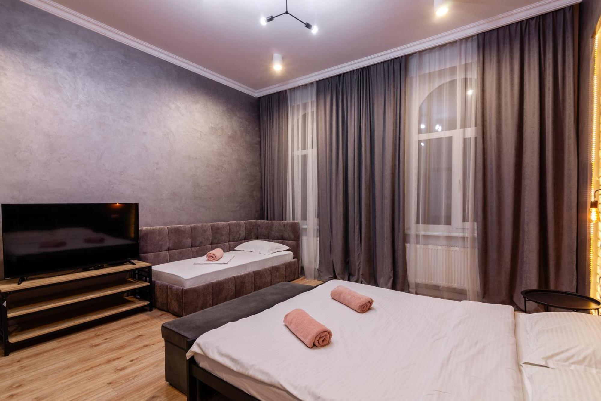 Leogrand Three Bedrooms Vip Apartments On Kniazia Romana 12 リヴィウ エクステリア 写真